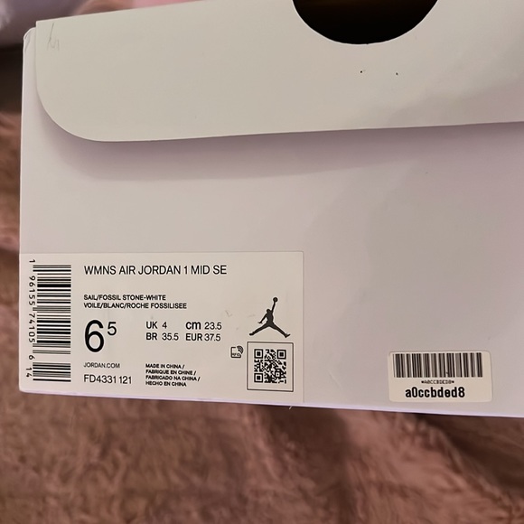 WMNS AIR JORDAN 1MID SE Valentine’s Day bouquet - Picture 3 of 3